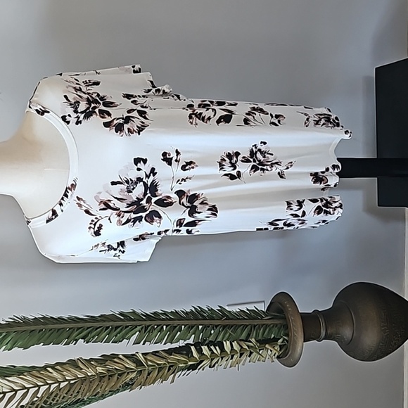 Maurices Off-White Floral Print Short Sleeve Tee NWT - Picture 2 of 11